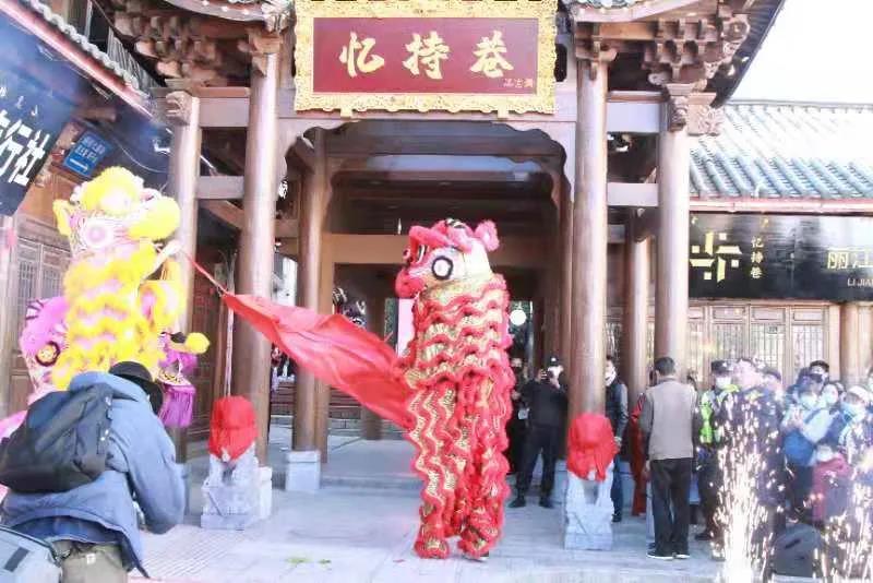 麗江古城憶持巷 東巴文化與現代科技元素相融合