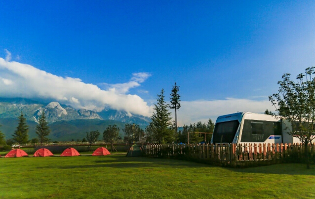 云南省首家國家五星級(jí)汽車自駕運(yùn)動(dòng)營地：麗江東巴谷汽車旅游營地