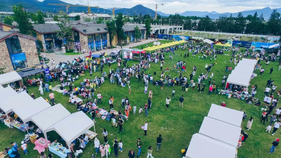 五一去哪兒玩？雪山藝術小鎮·雪山夜市，有趣的靈魂終會相遇