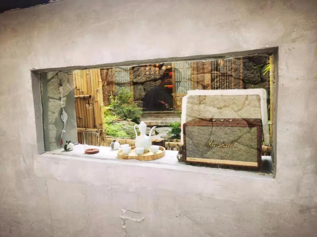 有山城風貌，又有水鄉韻味，  古樸與精致相融共生，  自由活潑充滿靈氣。