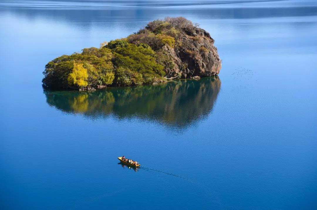 麗江的最北端，云南和四川交界的地方，群山環(huán)抱間，瀘沽湖靜靜地躺在那里