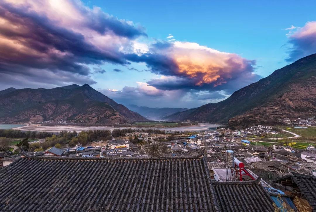 麗江城以西的金沙江畔，有一座意義非凡的古鎮(zhèn)