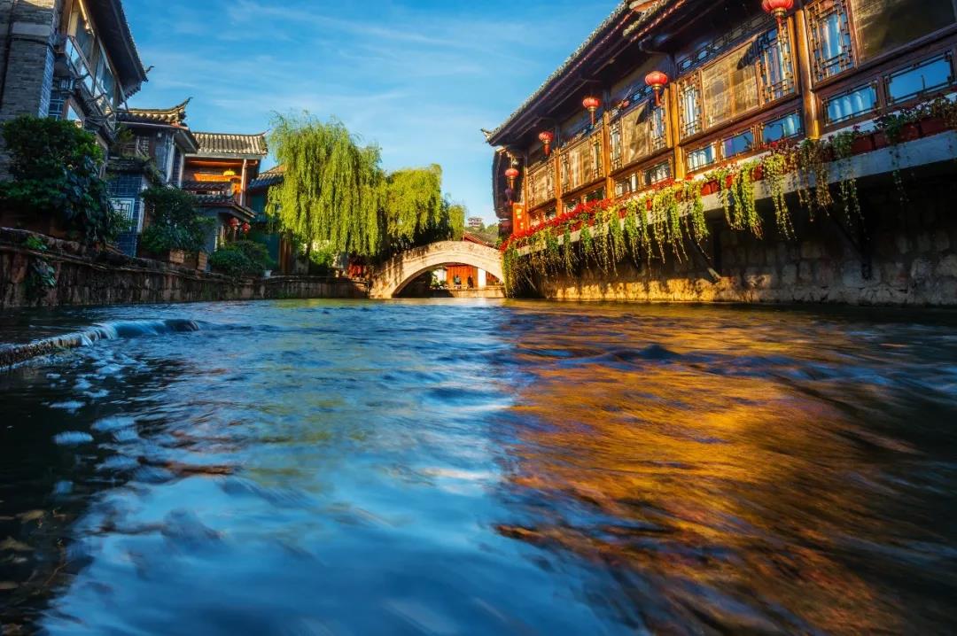 我在麗江古城， 邂逅了一扇詩(shī)意的窗， 看櫥窗里的風(fēng)景， 淡然且自在。