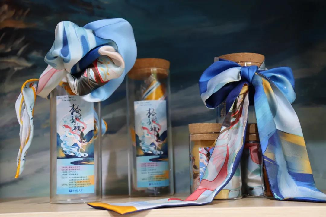 只是因?yàn)樵邴惤懦嵌嗫戳四愫脦籽郏倚膭?dòng)了……