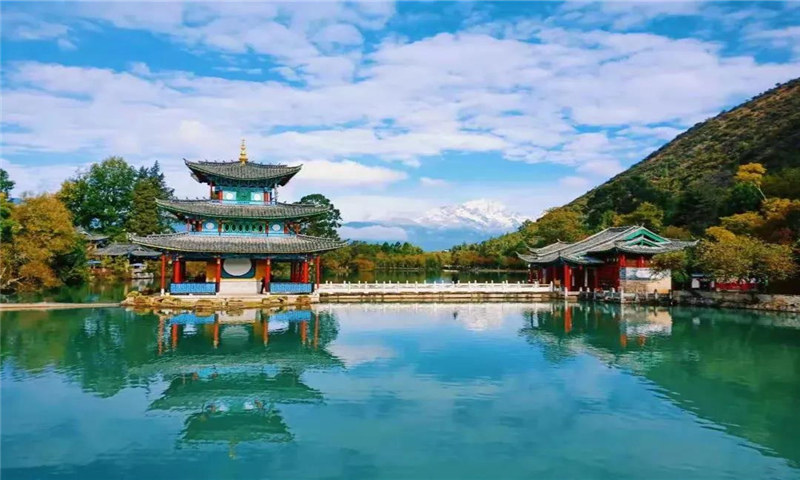 夏日里散步、納涼、旅拍，位于象山腳下的黑龍?zhí)妒莻€(gè)好去處