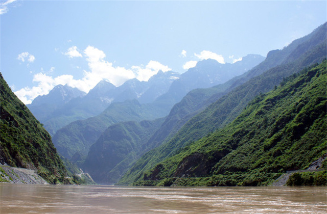 美麗的麗江啊，闊別多年還是想來重溫你的懷抱在睹的芳容。
