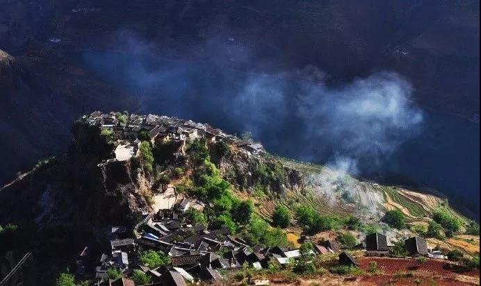 一塊巨石上長出的村莊，一座神奇的天空之城，這是寶山石頭城！  麗江傳媒公司