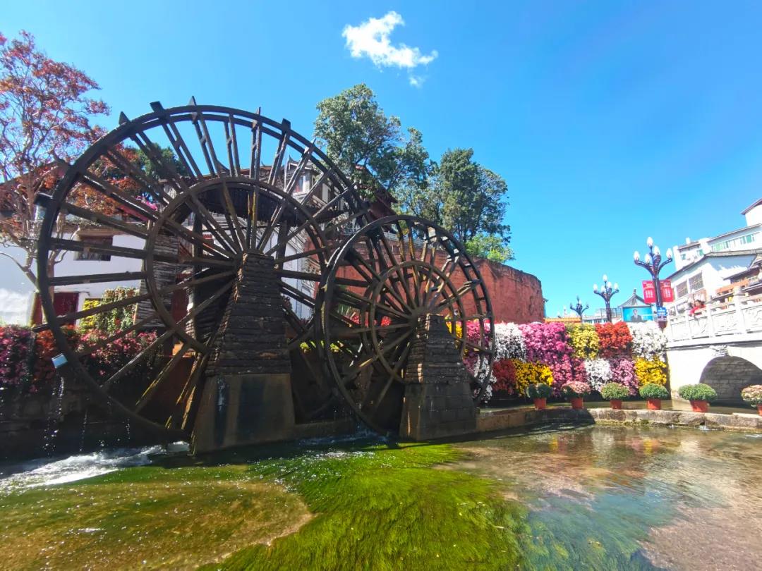 麗江傳媒公司：徜徉至青磚黛瓦，縱橫坊巷，去邂逅綿綿古韻……是麗江商業演出的好去處