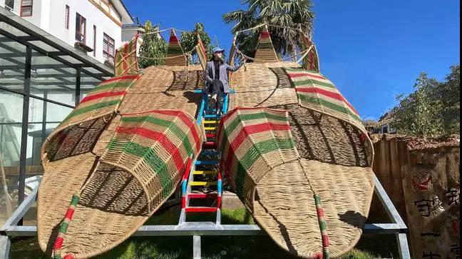 長6.66米，寬2.34米，重1.4噸！在束河藏著這樣一雙草鞋……    麗江旅游