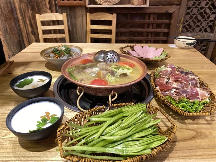 麗江美食攻略：”會吃的麗江人，一天都吃了什么？