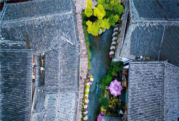 看，集齊紅橙黃綠青藍紫，麗江美得太囂張了！