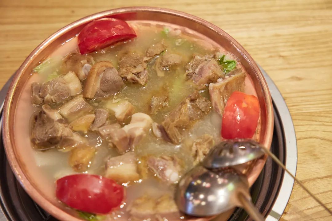 麗江旅游公司，麗江展覽設計公司：冬天來麗江，必嘗的臘排骨火鍋！